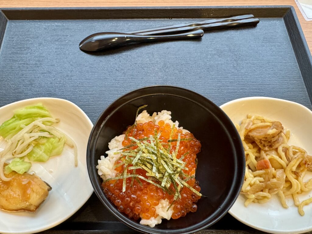 ドーミーイン稚内の朝食バイキングでいくらをのせた海鮮丼
