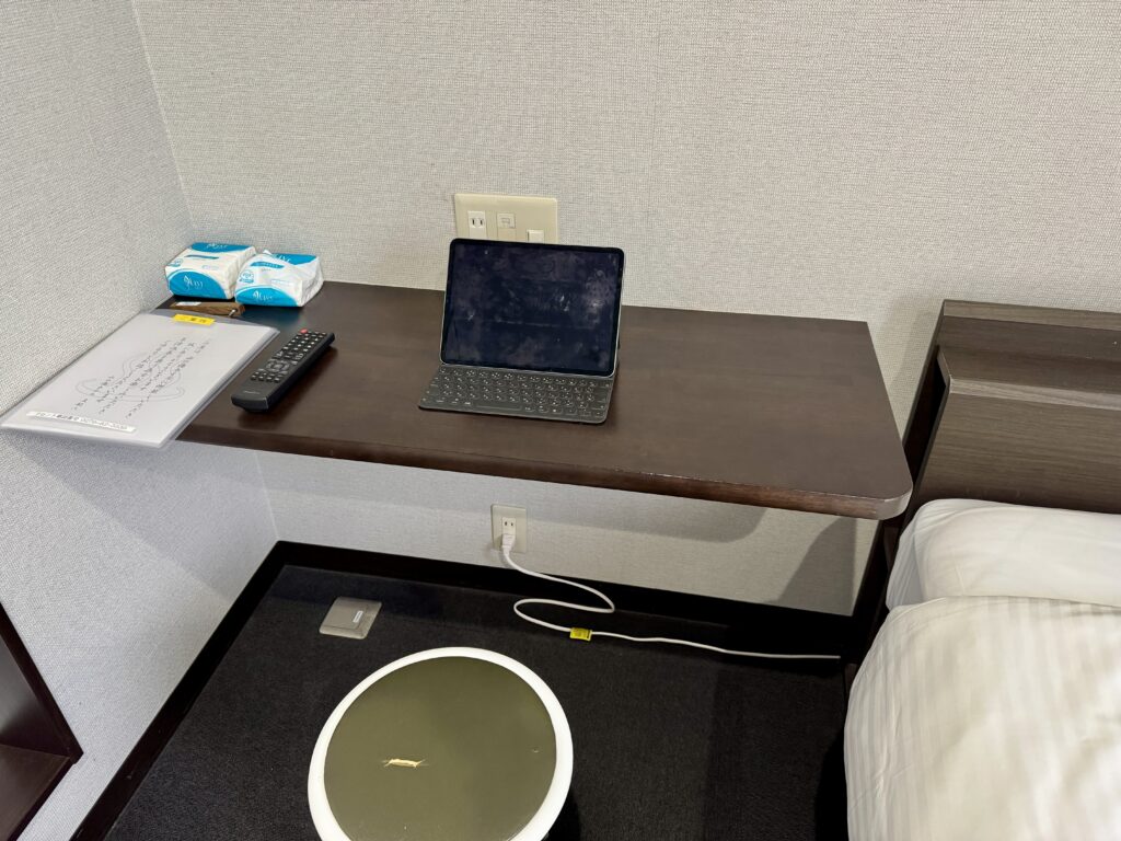 草津温泉326 山の湯ホテル 部屋のデスクと椅子