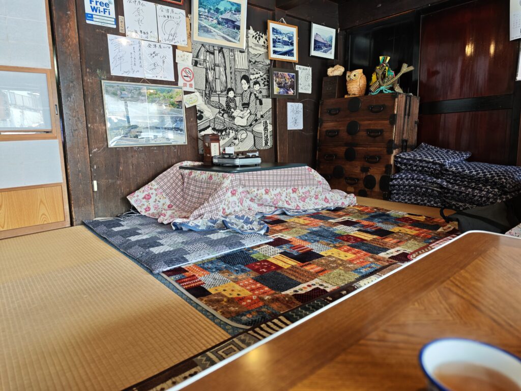会津屋豆腐店　店内　こたつ