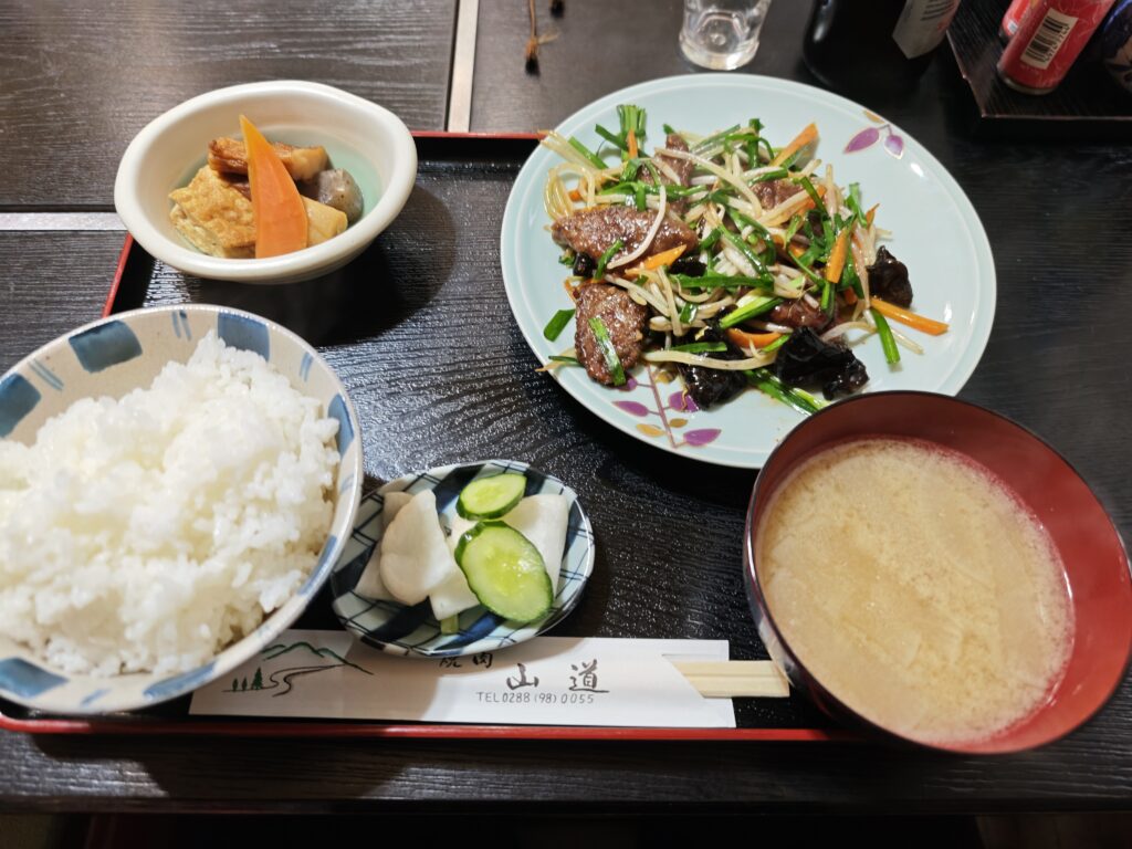 湯西川温泉　焼肉山道　レバニラ定食
