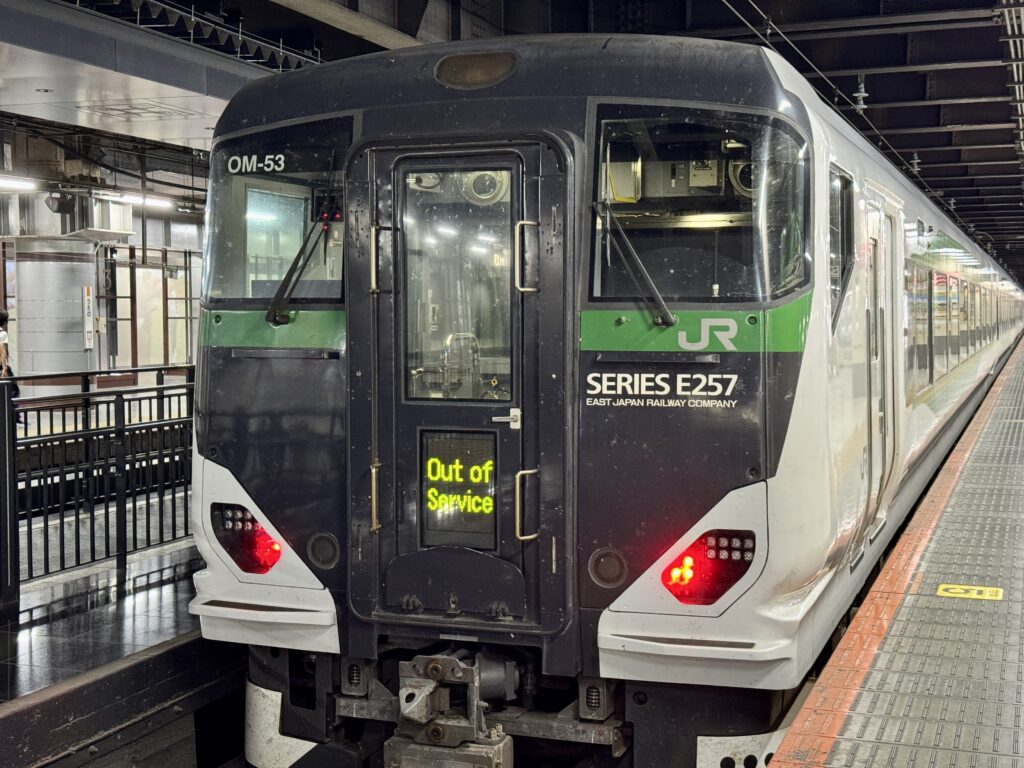 上野駅に停車中の特急草津・四万
