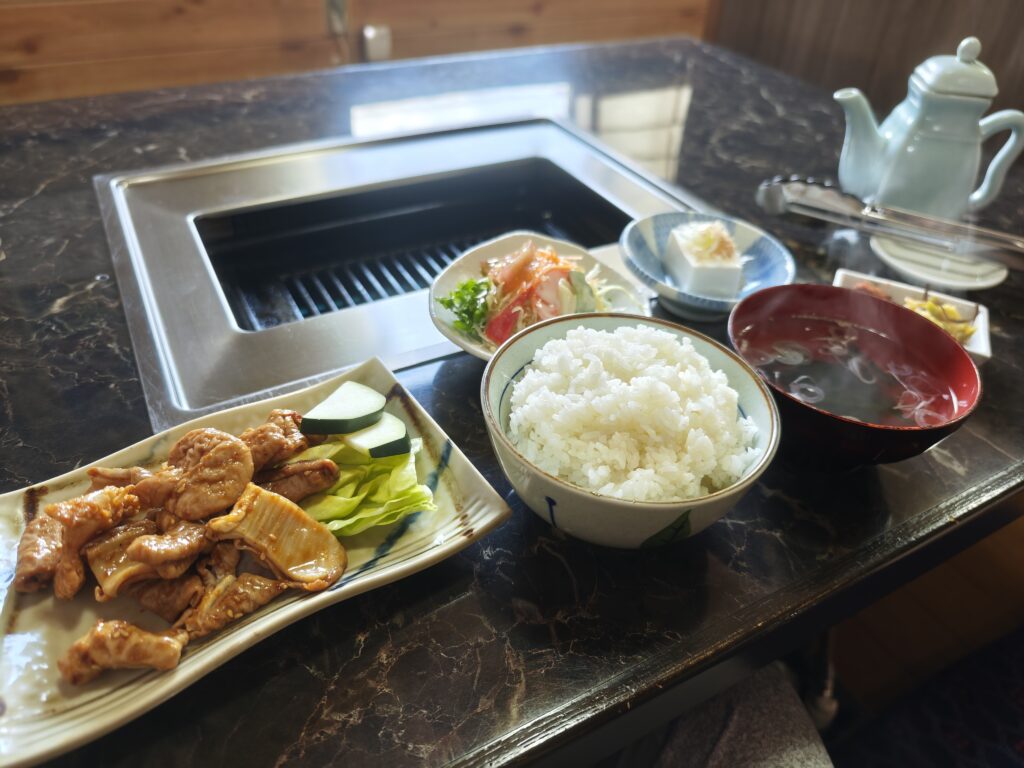 敷島駅　金山亭　ホルモン定食
