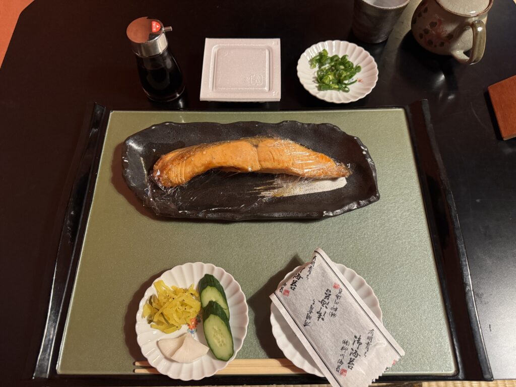 源泉宿　ゆっくり　朝食　鮭定食