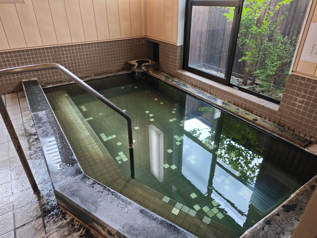 月岡温泉　湯宿あかまつ　温泉　エメラルドグリーン