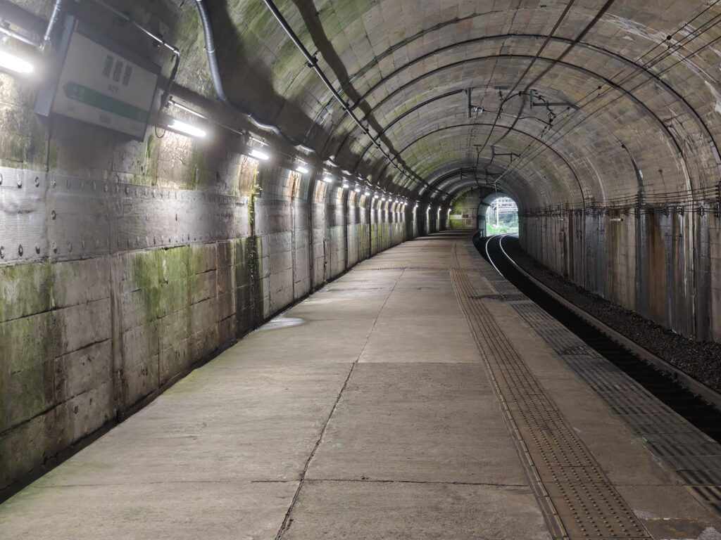 湯檜曽駅 下りホーム トンネル入り口