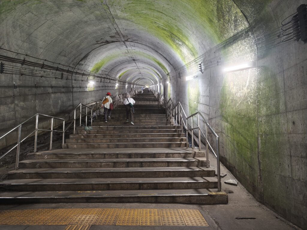 土合駅 階段 もぐら駅