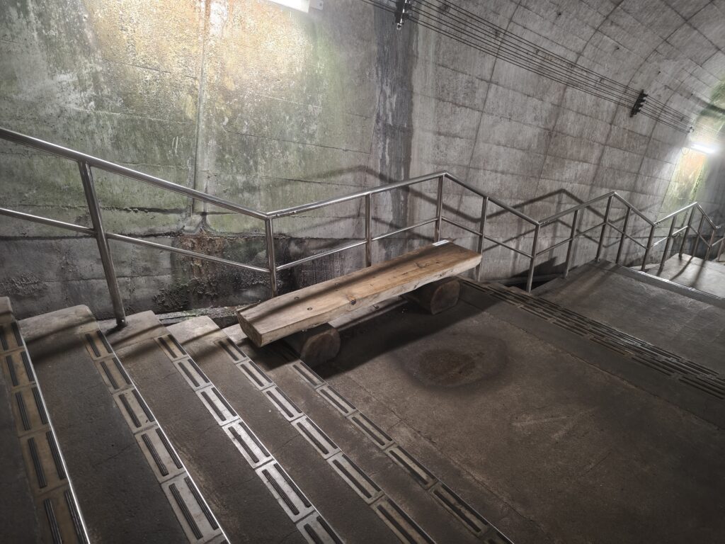 土合駅 階段 ベンチ